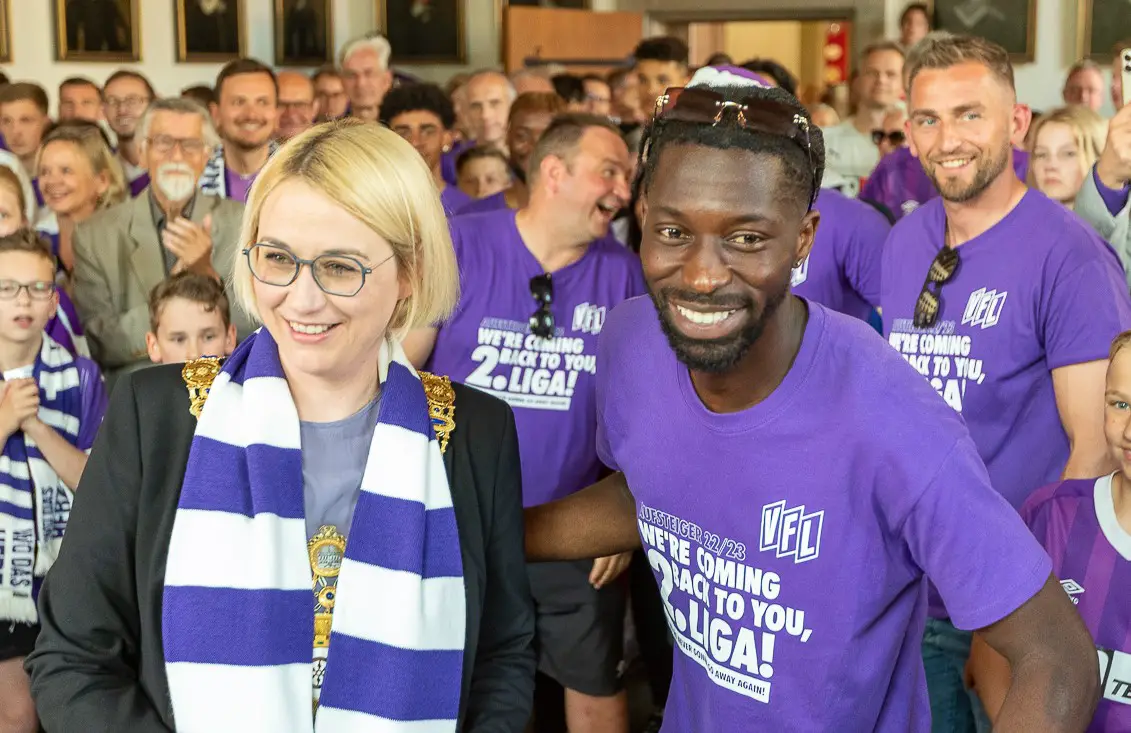 Omar Traore (hier bei der Aufstiegsfeier mit Oberbürgermeisterin Katharina Pötter) verlässt den VfL. / Foto: Dieter Reinhard