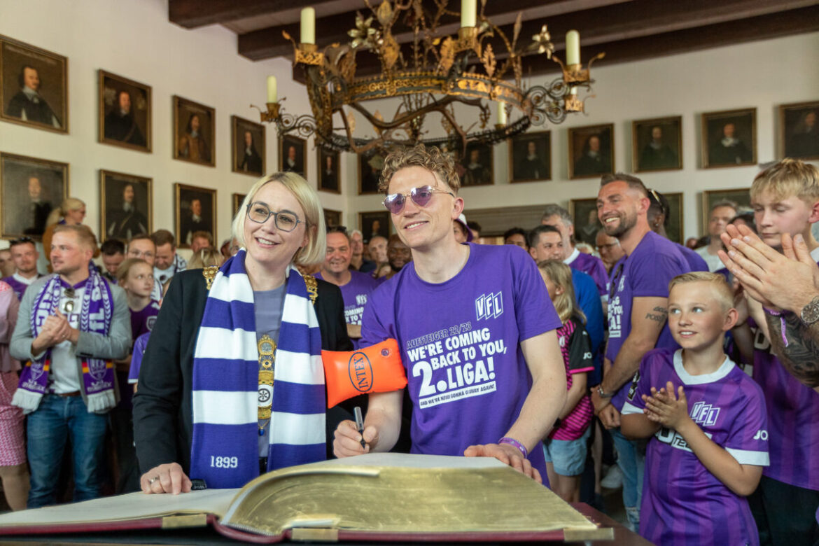 René Flägel (mit Schwimmflügeln), hier bei der Aufstiegsfeier mit Oberbürgermeisterin Katharina Pötter, verlässt den VfL Osnabrück in Richtung Bundesliga. / Foto: Dieter Reinhard
