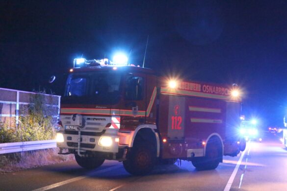 PKW kracht auf Landstraße gegen zwei Autos, Fahrer alkoholisiert