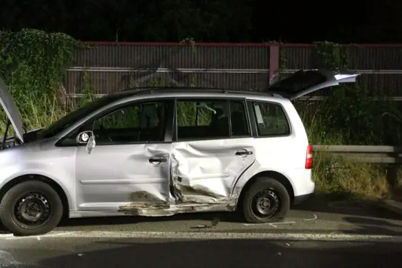 PKW kracht auf Landstraße gegen zwei Autos, Fahrer alkoholisiert