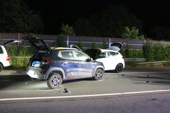 PKW kracht auf Landstraße gegen zwei Autos, Fahrer alkoholisiert