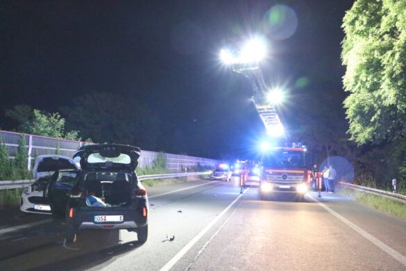 PKW kracht auf Landstraße gegen zwei Autos, Fahrer alkoholisiert