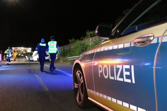 PKW kracht auf Landstraße gegen zwei Autos, Fahrer alkoholisiert