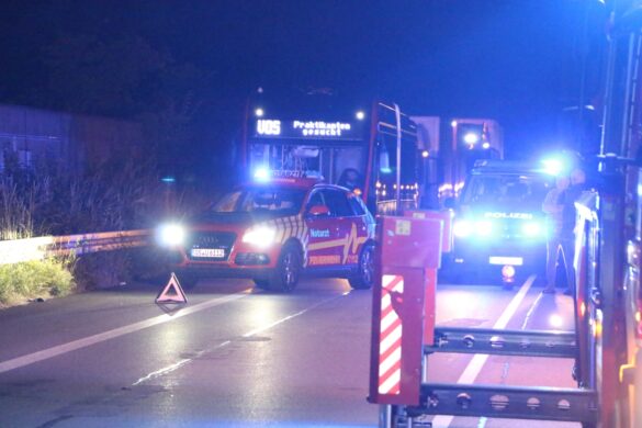 PKW kracht auf Landstraße gegen zwei Autos, Fahrer alkoholisiert