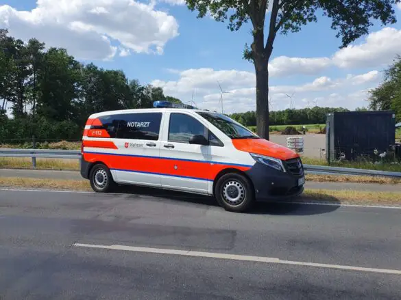 Feuerwehr befreit Mann aus umgekippten PKW, Autos stießen zusammen