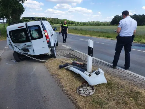 Feuerwehr befreit Mann aus umgekippten PKW, Autos stießen zusammen