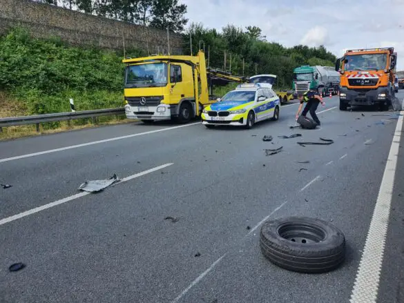 Transporter und PKW rammen Sicherungs-LKW auf Autobahn A30, zwei Verletzte