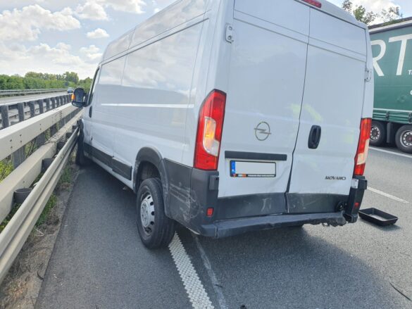 Transporter und PKW rammen Sicherungs-LKW auf Autobahn A30, zwei Verletzte
