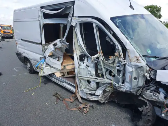 Transporter und PKW rammen Sicherungs-LKW auf Autobahn A30, zwei Verletzte