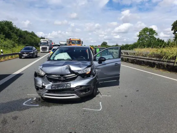 Transporter und PKW rammen Sicherungs-LKW auf Autobahn A30, zwei Verletzte