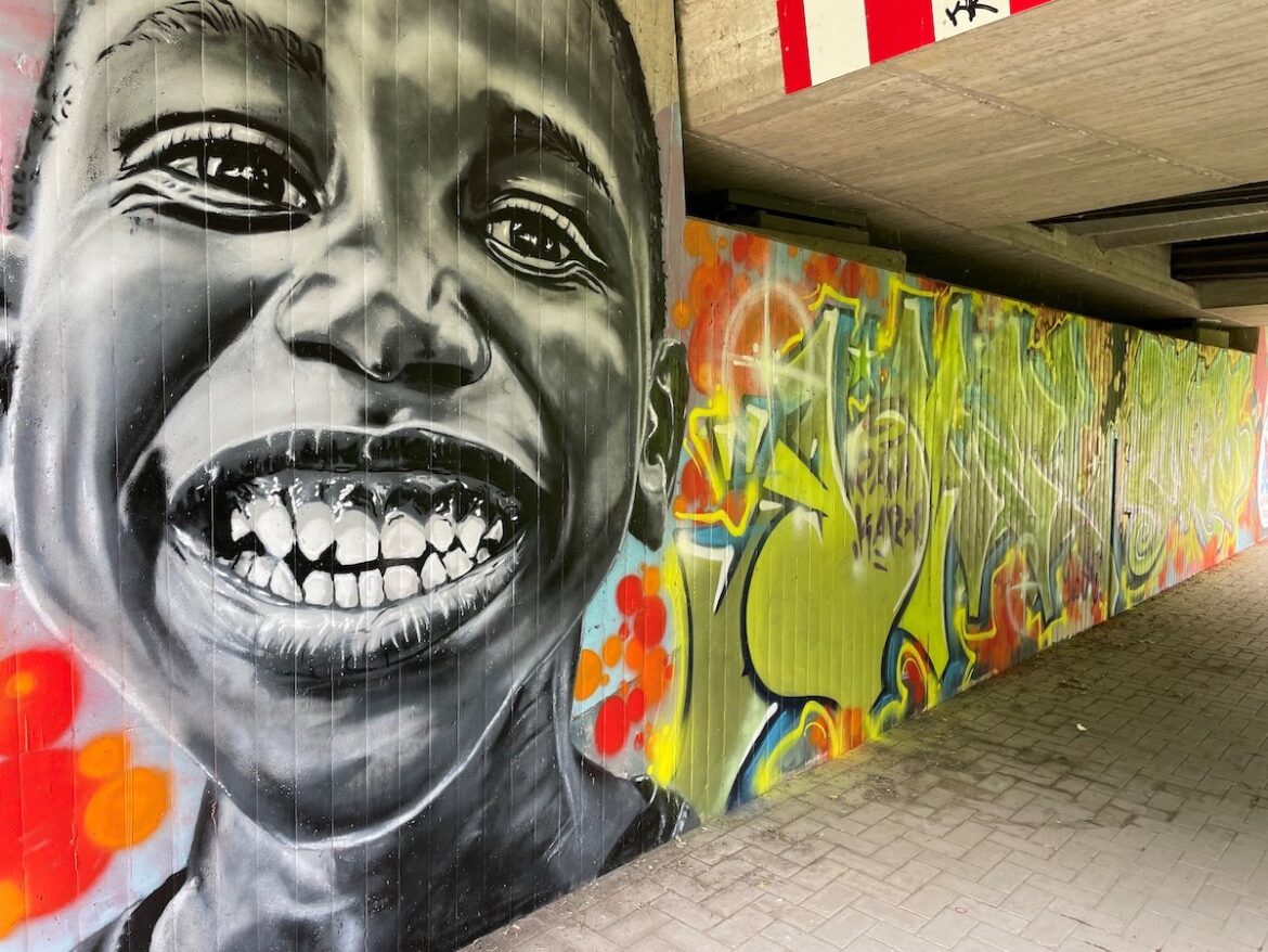 Jugendliche gestalteten die Wand der Unterführung. / Foto: Marc Schubert