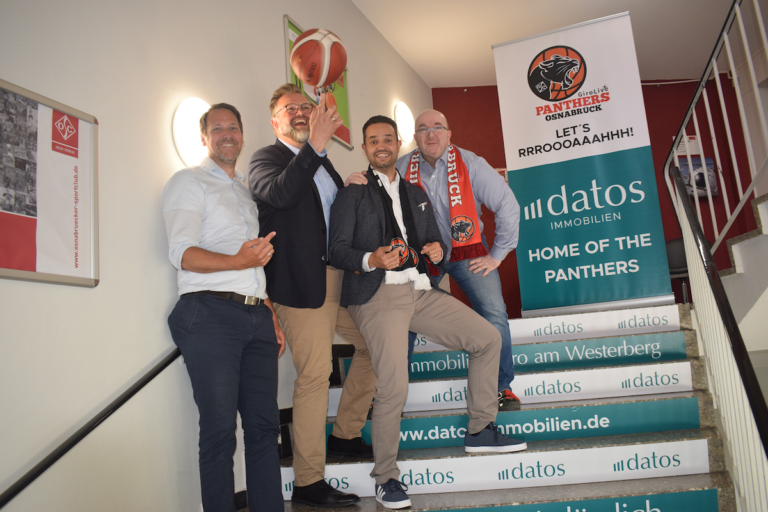 (von links) Sascha Bartsch, Markus Pörtner, Miguel Pereira und Axel Voß freuen sich auf die langfristige Partnerschaft für die Panthers. / Foto: OSC
