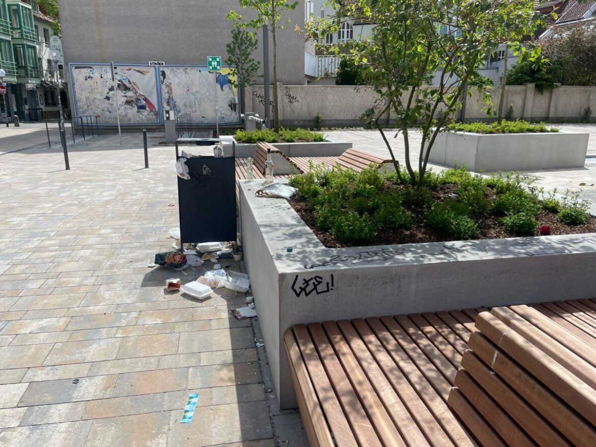 Grafitis und volle Mülleimer trüben das Bild des neuen Vorplatzes. / Foto: privat