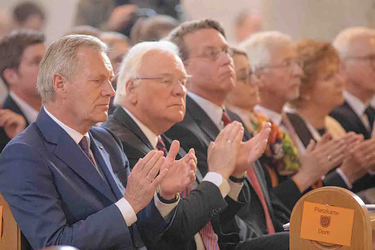 Mehr als 800 Gäste waren in den Dom St. Petrus gekommen, um sich von Bischof em. Franz-Josef Bode zu verabschieden, unter ihnen auch Altbundespräsident Christian Wulff (links).