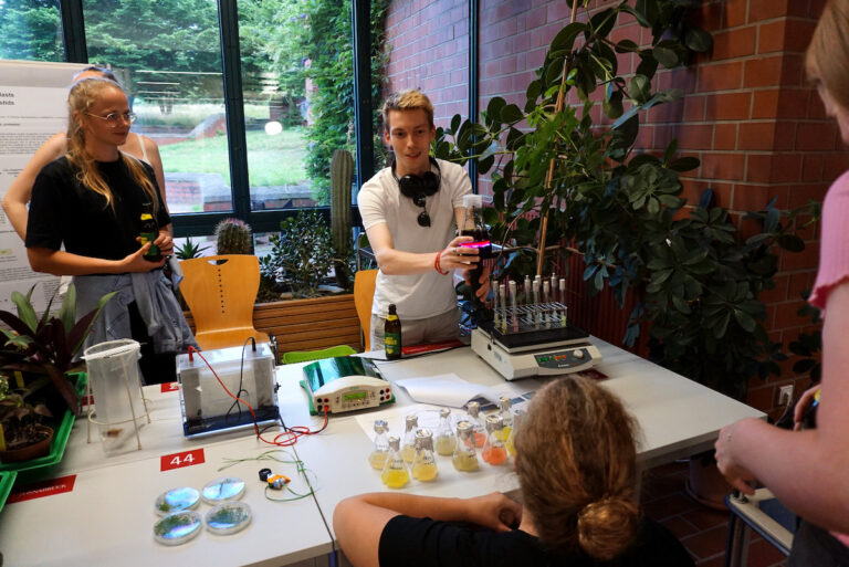 Dr. Niklas Käster gibt Studieninteressierten einen Einblick in die Biologie. / Foto: Universität Osnabrück