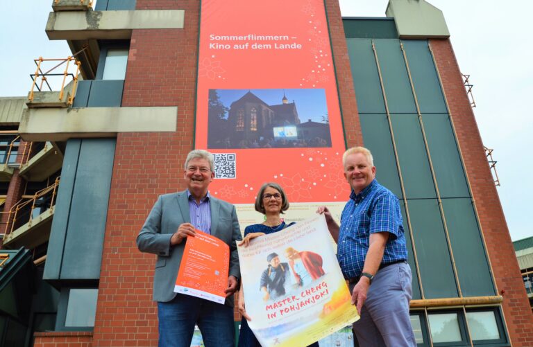 Werben gemeinsam für das „Sommerflimmern – Kino auf dem Lande“ (von links): Kreisrat Matthias Selle, Susanne Tauss, Geschäftsführerin Landschaftsverband Osnabrücker Land e. V. und Burkhard Fromme, Leiter Kulturbüro. / Foto: Henning Müller-Detert (Landkreis Osnabrück)