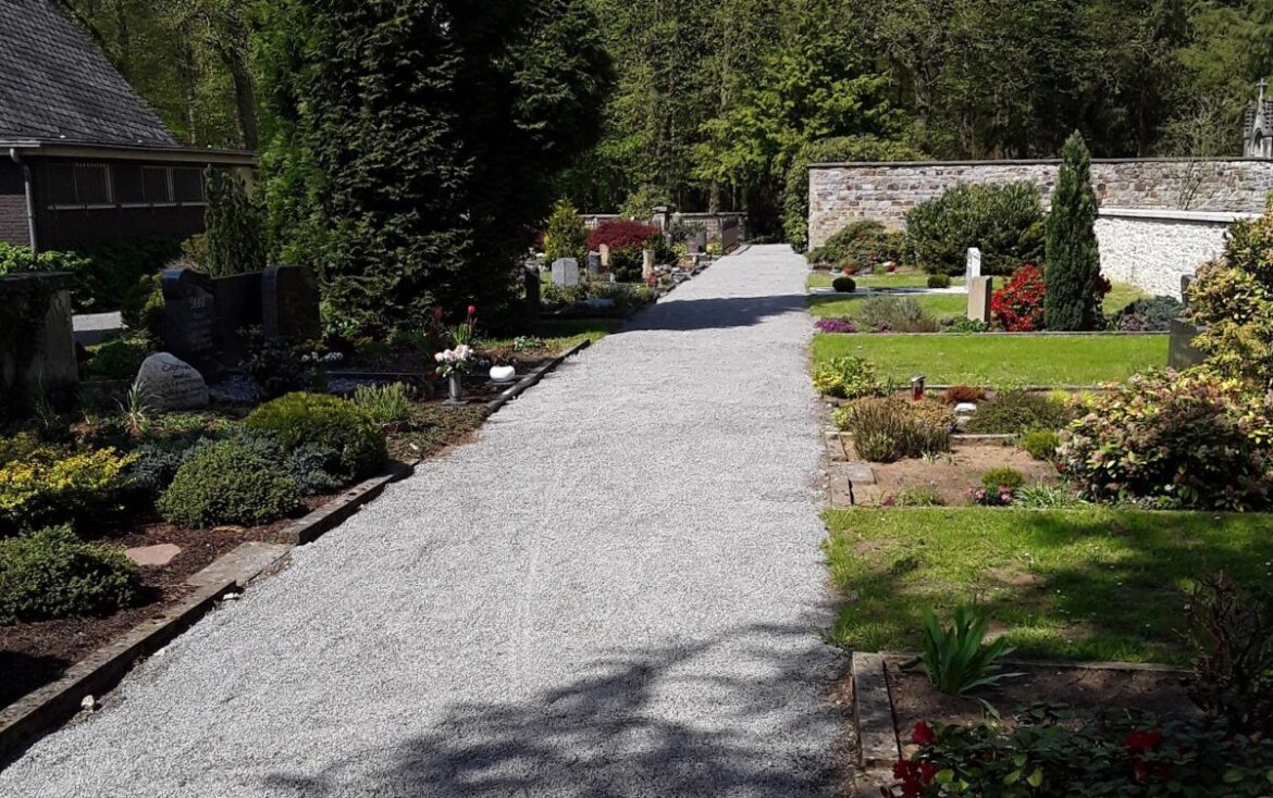 Gepflegte Flächen nach dem Arbeitseinsatz auf dem Friedhof Atter. / Foto: Heinz-Hermann Tormöhlen