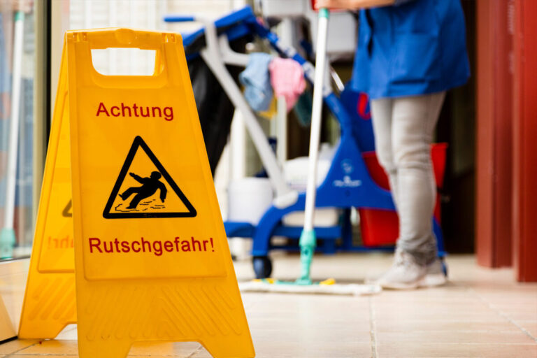 Die IG BAU fordert bessere Bedingungen für Reinigungskräfte (Symbolbild)