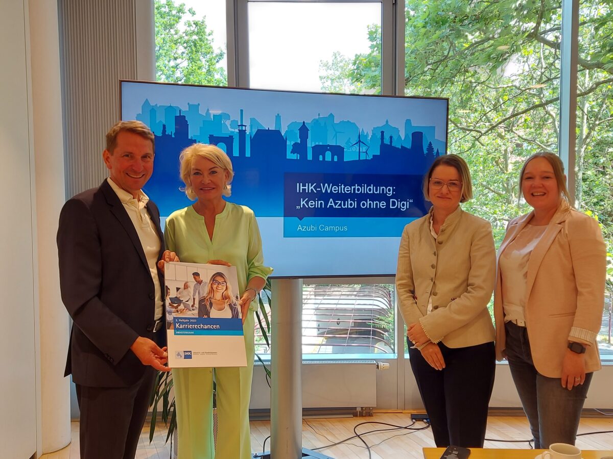 (von links) Wollen digitale Kompetenzen im Berufsleben erhöhen: Marco Graf, Simone Stein-Lücke, Juliane Hünefeld-Linkermann und Janine Gillner. / Foto: Dayan