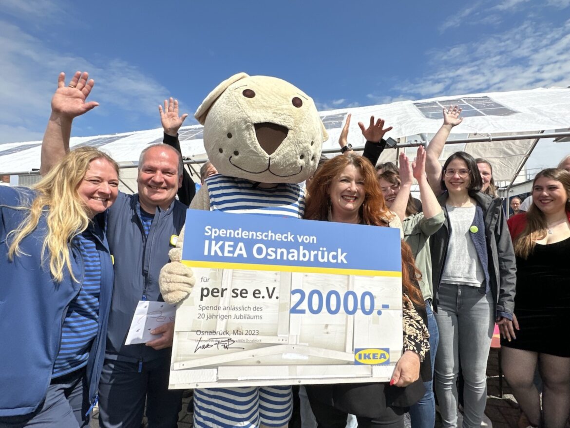 Scheckübergabe von IKEA durch Katrin Meier (Local Community Engagement Leader) an per se! e.V. und Renate M. Fuchs (rechts hinter dem Scheck)