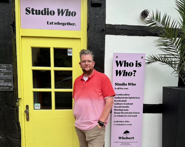 Tobias Neumann vor dem Studio Who / Foto: Privat