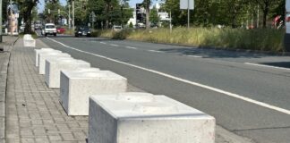 Betonblöcke an der Pagenstecherstraße