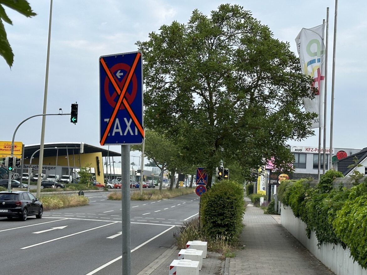 Blockierter Taxistand am Club neo an der Pagenstecherstraße
