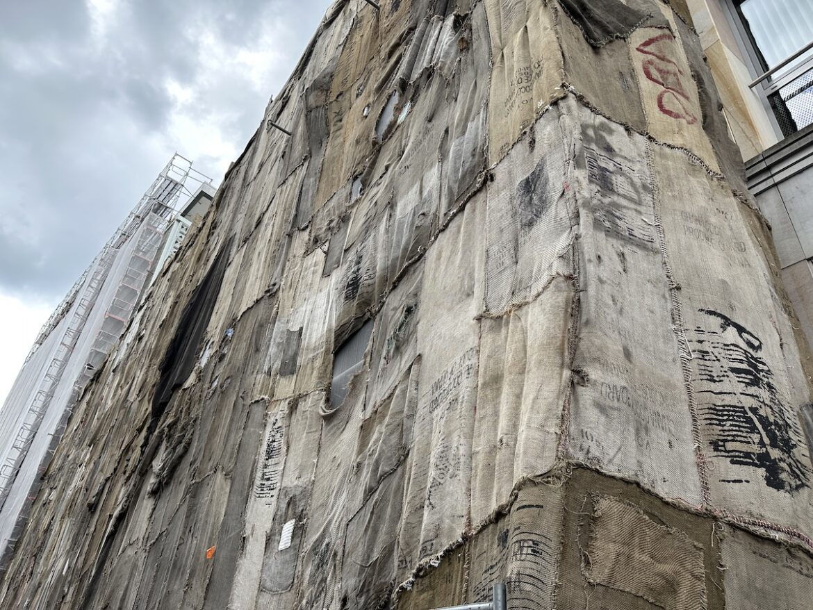 Von Ibrahim Mahama verhüllter ehemaliger Kaufhof Osnabrück