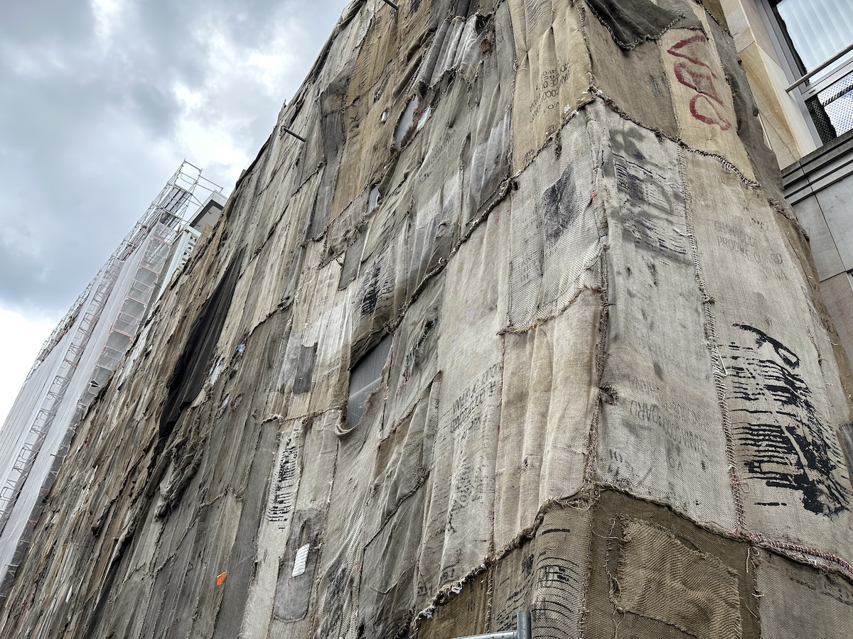 Von Ibrahim Mahama verhüllter ehemaliger Kaufhof Osnabrück