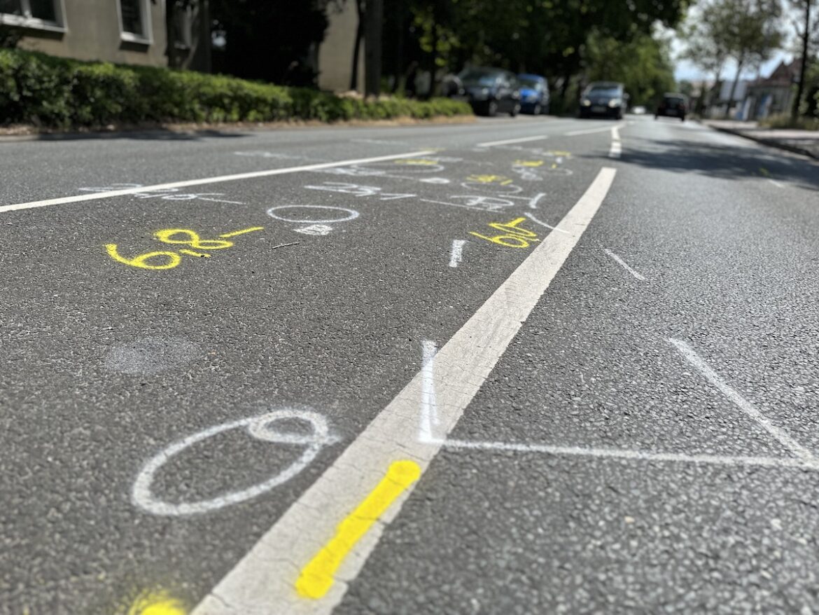 Markierungen auf der Atterstraße in Osnabrück Eversburg nach Unfall