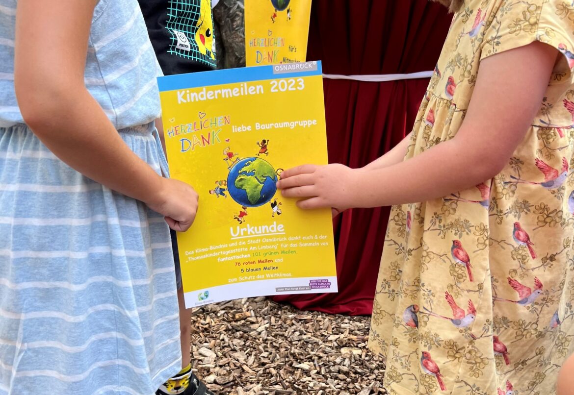 Die teilnehmenden Kinder der Aktion Kindermeilen erhielten am Montag, 26. Juni, ihre Urkunden im Zoo Osnabrück. / Foto: Nina Hoss