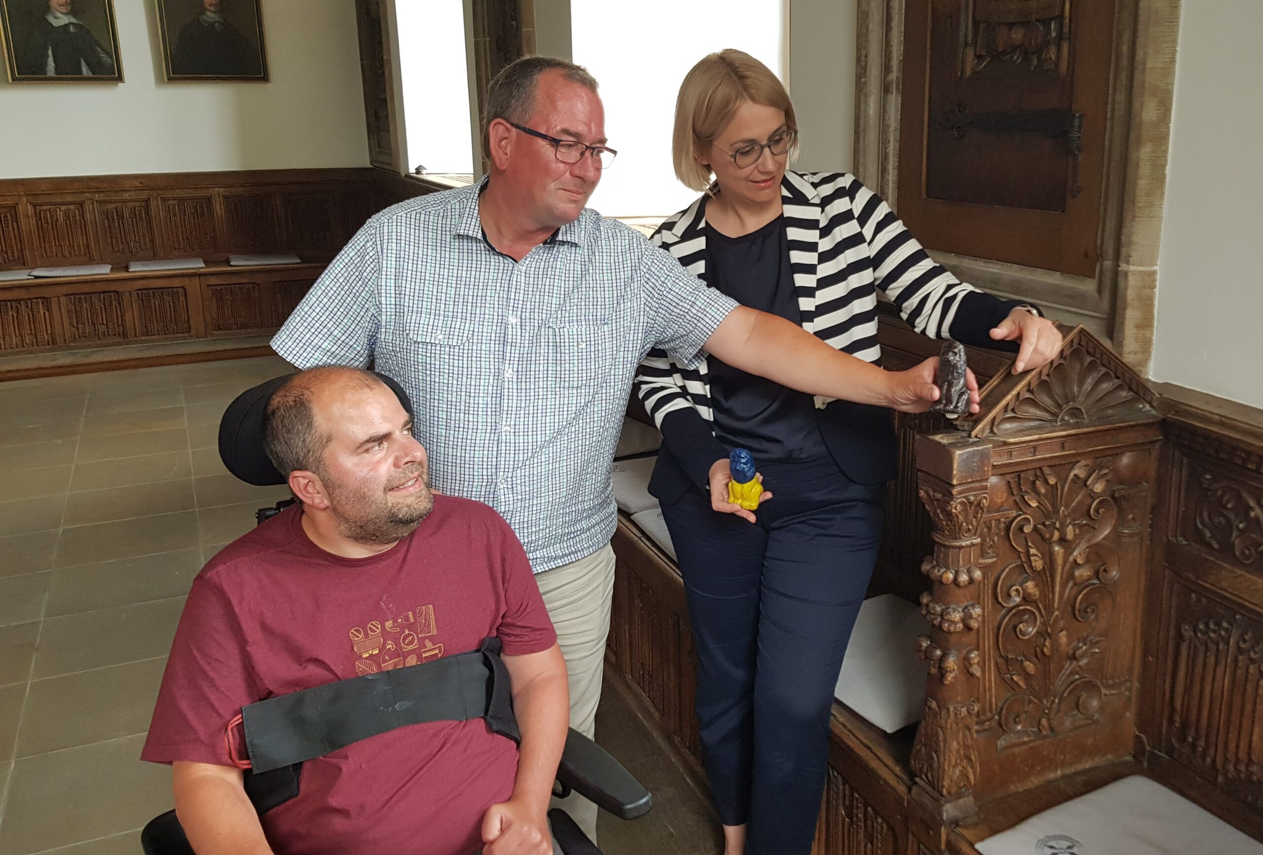 Henning Clausmeyer, Carsten Hollmann und Katharina Pötter überprüften vor dem Festkleben des provisorischen Löwen nochmal, ob alles passt. / Foto: Rykov