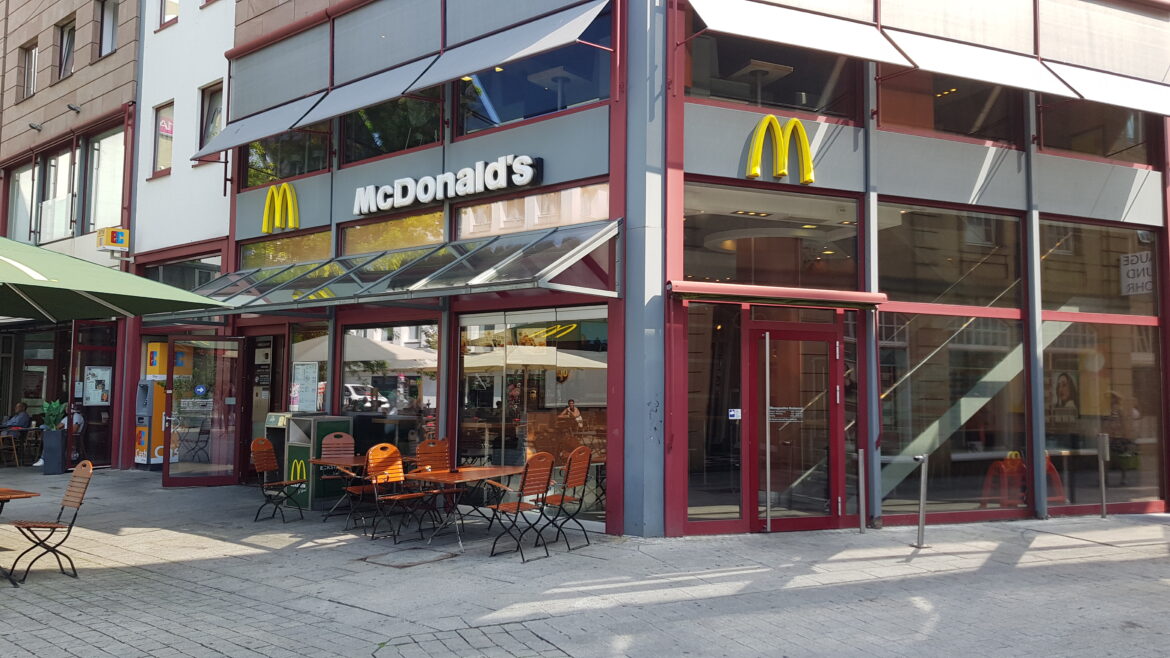 Die McDonald's Filiale am Nikolaiort wird am 30. Juni das letzte Mal öffnen. / Foto: Rykov