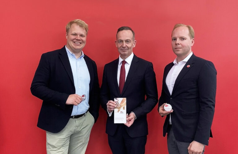 Bundesverkehrsminister Dr. Volker Wissing (Mitte) und die Initiatoren von Blut transportiert Nicolas Gallenkamp (rechts) und Christoph S. Peper (links). / Foto: Blut transportiert