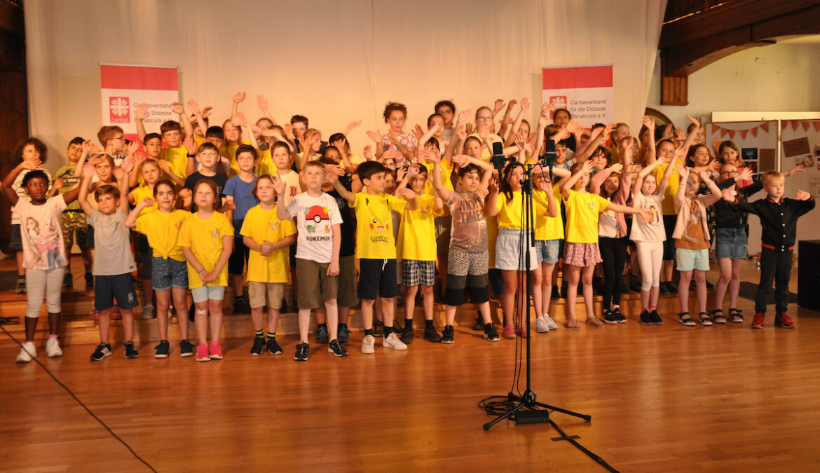 Schülerinnen und Schüler der Drei-Religionen-Schule habe den Song vorab auch im Musikunterricht geübt. / Foto: Caritas, Nadin Kohlbrecher