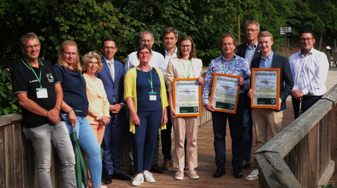 Falko Mohrs, Niedersächsischer Minister für Wissenschaft und Kultur, (4 v. l.) nahm gemeinsam mit Vertreterinnen und Vertretern der Hochschule Osnabrück sowie Vertreter*innen vom Verband Garten-, Landschafts- und Sportplatzbau Niedersachsen-Bremen e.V. an der Preisverleihung teil. / Foto: VGL Niedersachsen-Bremen e. V., M. Wokurka