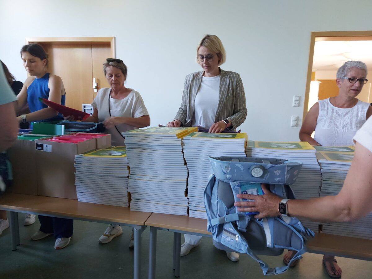 In Rekordzeit: Ehrenamtliche bepacken die Schulranzen gemeinsam mit Oberbürgermeisterin Katharina Pötter. / Foto: Dayan