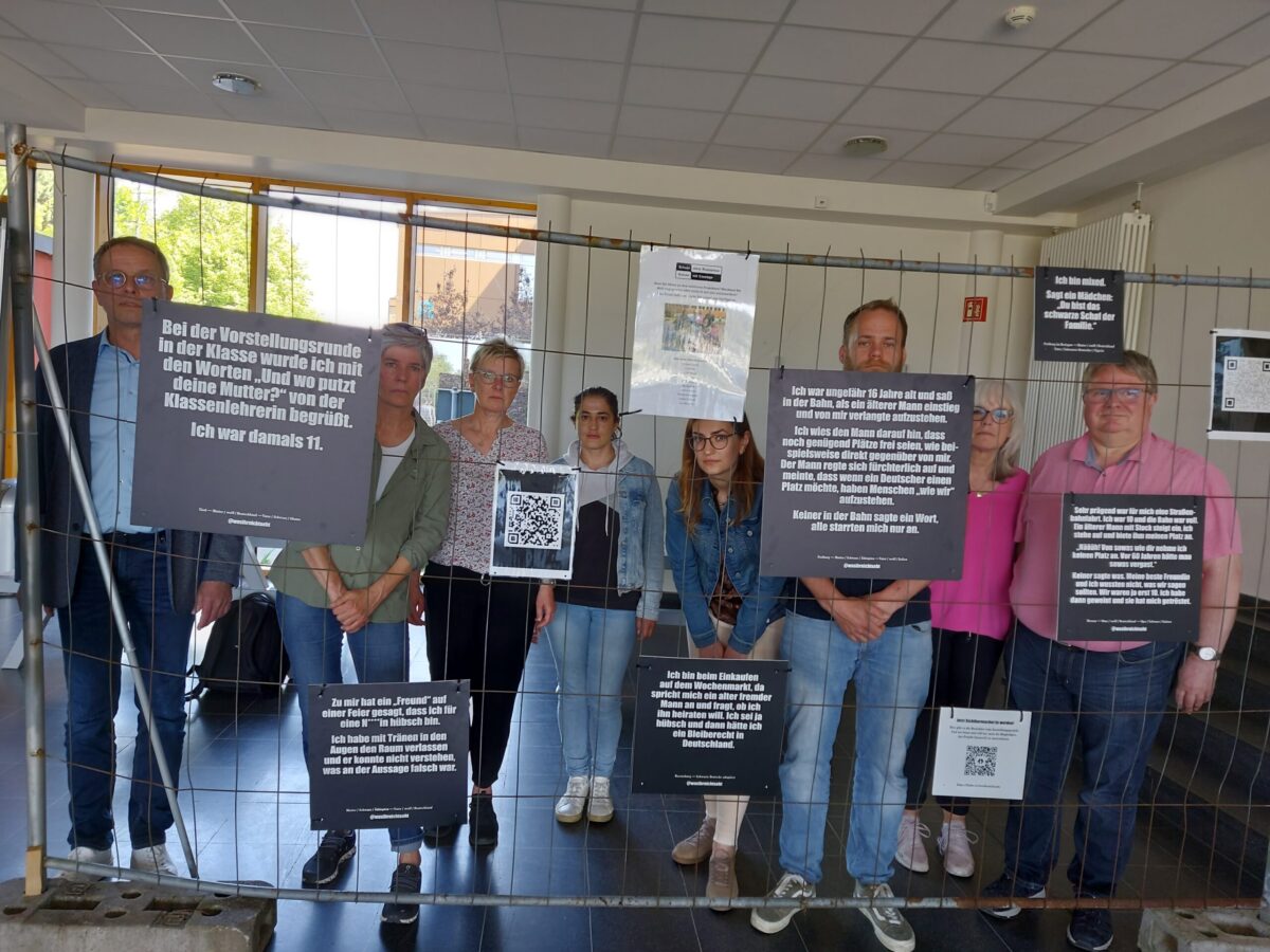 Eingesperrt und nichts zu lachen: Der Bauzaun als Metapher für eine einschränkende Sichtweise. / Foto: Dayan 