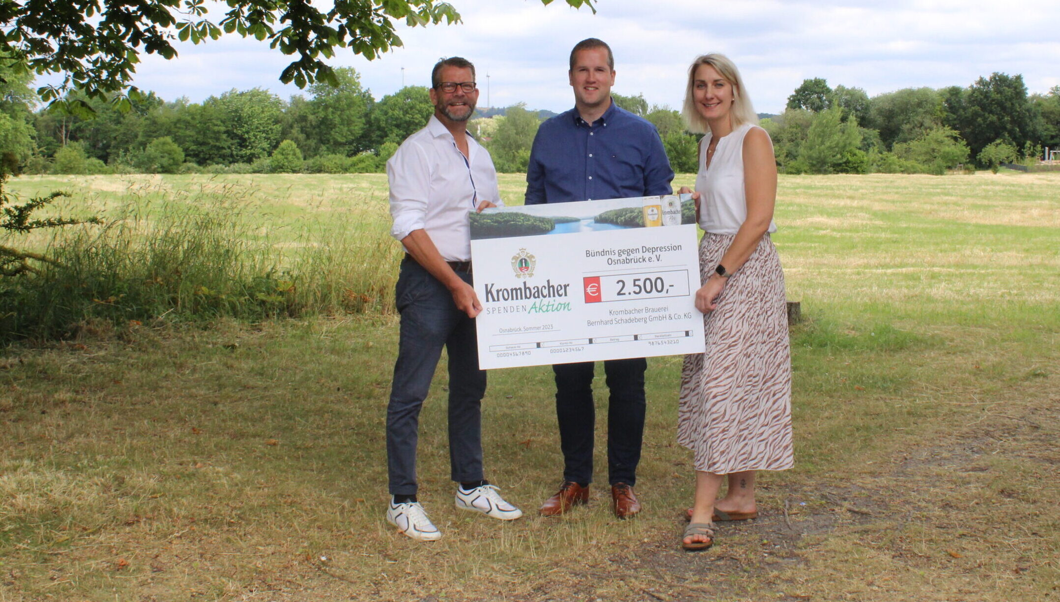 Krombacher-Gebietsverkaufsleiter Siegfried Eickhorst (links) überreicht die Spende an Dennis Bettin und Lone Aaroe vom Bündnis gegen Depression Osnabrück e. V. / Foto: Bündnis gegen Depression Stadt und Landkreis Osnabrück e. V.