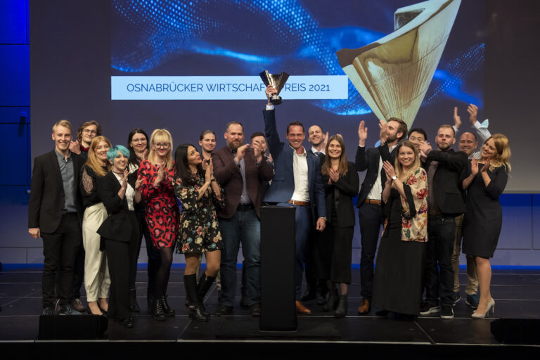 2021 konnte sich das Osnabrücker IT-Unternehmen LMIS AG über den Sieg freuen. / Foto: WFO