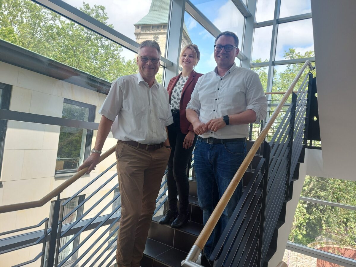 Heinrich Koch, Susann Mädler und Tiemo Wölken freuen sich über den Austausch zum europäischen Lieferkettengesetz. / Foto: Dayan