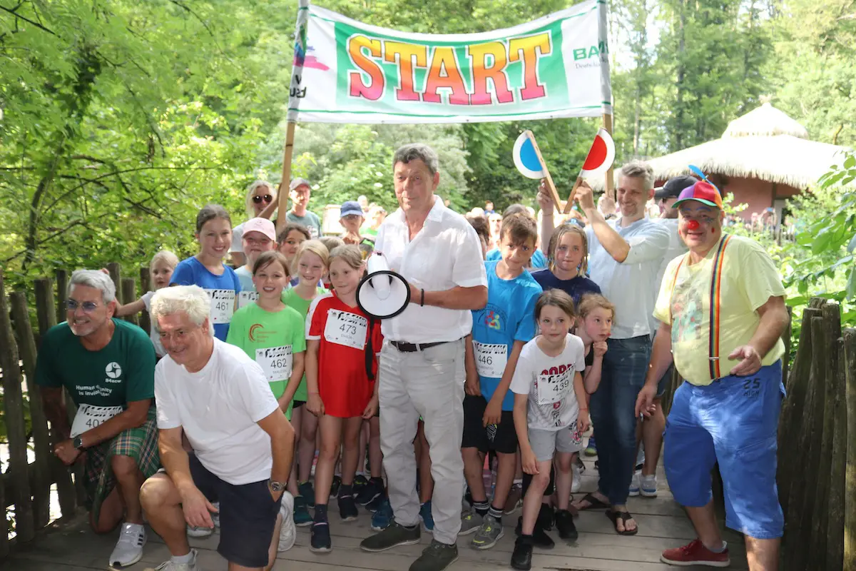 Insgesamt 127 Kinder liefen 800 Meter durch die Tierwelt „Takamanda“. Den ersten Lauf des Tages eröffneten John McGurk (Sportler 4 a childrens world), Andreas Busemann (Zoogeschäftsführer), Uwe Görtemöller (Bürgermeister) Hendrik Vogelpohl (TSO-DATA) sowie Clown Ati. (v.l.n.r.)