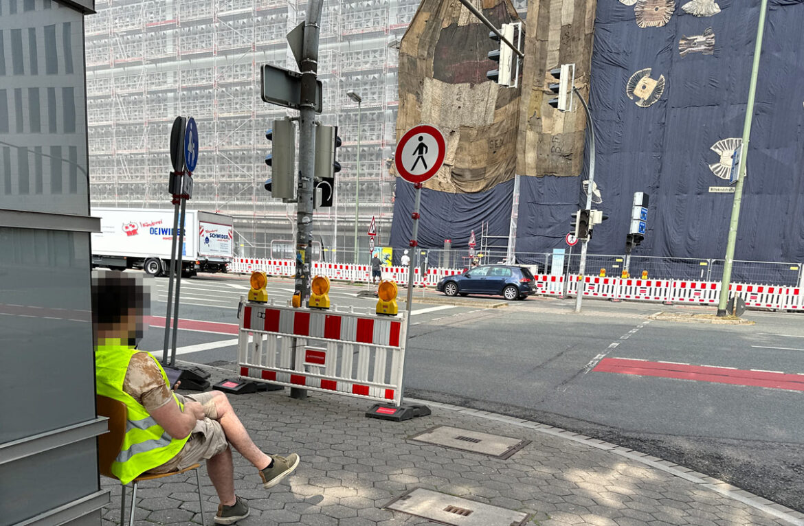 Brandwache vor dem verhüllten Kaufhof