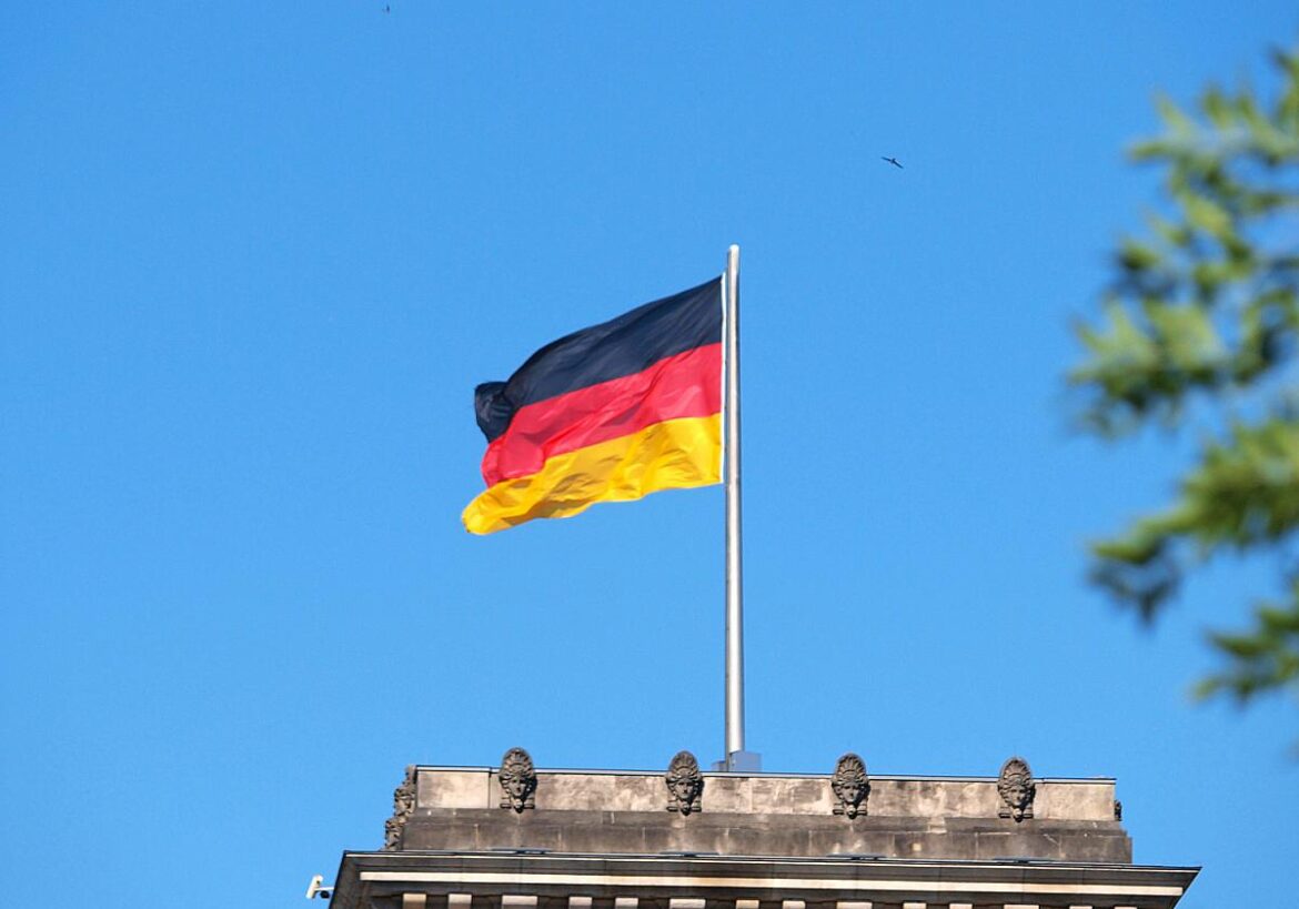 Deutsche Flagge (Schwarz, Rot, Gold) auf dem Brandenburger Tor