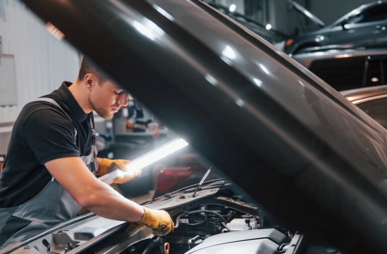 Arbeit in der KFZ-Werkstatt
