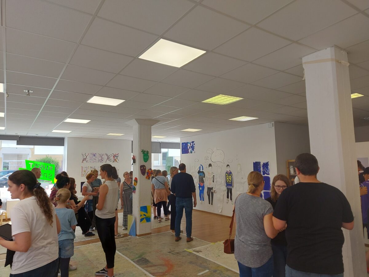 Reges Treiben während der Kunstausstellung der 6a des Landesbildungszentrums für Hörgeschädigte / Foto: Dayan