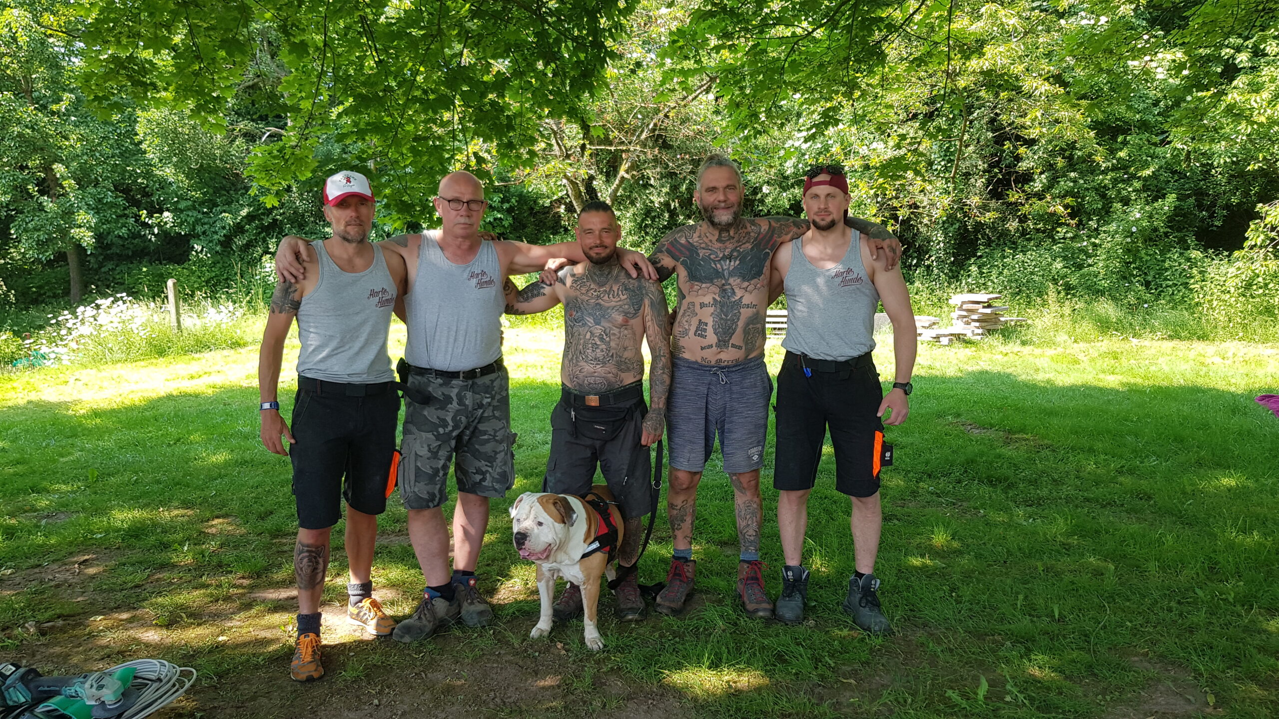 Ralf Seeger (zweiter von rechts) und die "Harten Hunde" arbeiteten insgesamt sieben Tage am neuen Außengehege. / Foto: Rykov