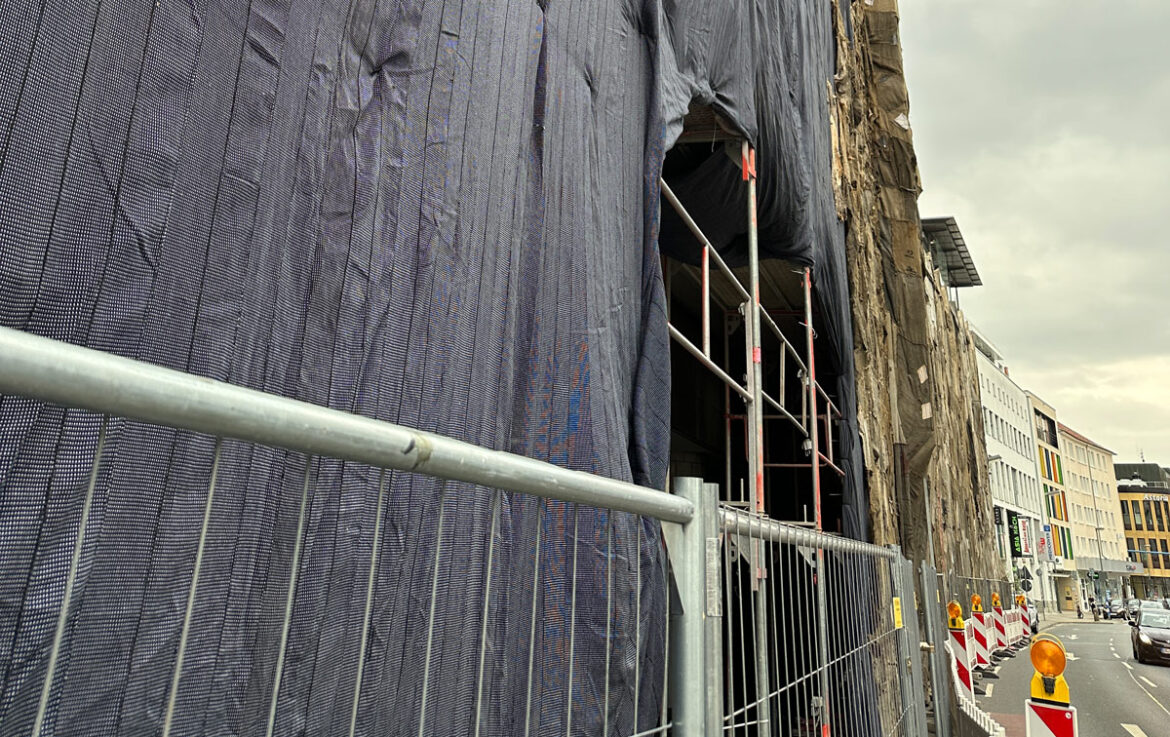 Der verhüllte Kaufhof an der Möserstraße