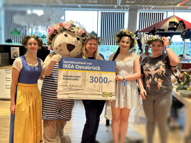 Spendenübergabe beim Midsommar Fest bei IKEA Osnabrück