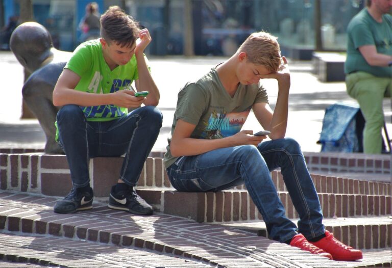 Viele junge Menschen verbringen Zeit am Handy.